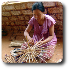 Frau bei der Arbeit – Myanmar Reisen